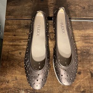 The Flexx Comfort Italian Women’s flat shoe 8.5 M